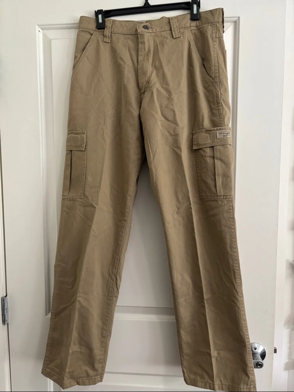 New! Men’s Wrangler khaki/tan cotton cargo pants, size 32x32, loose fit